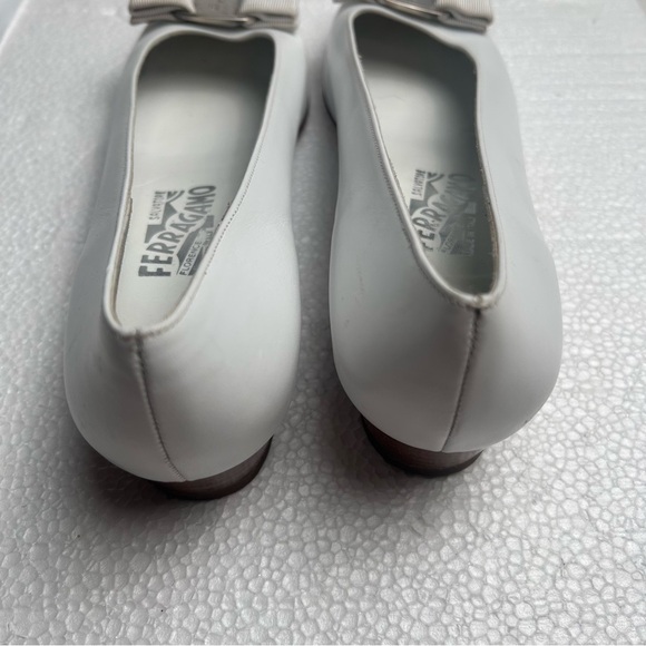 Salvatore Ferragamo Women's White Leather Bow Pumps - Picture 4 of 9